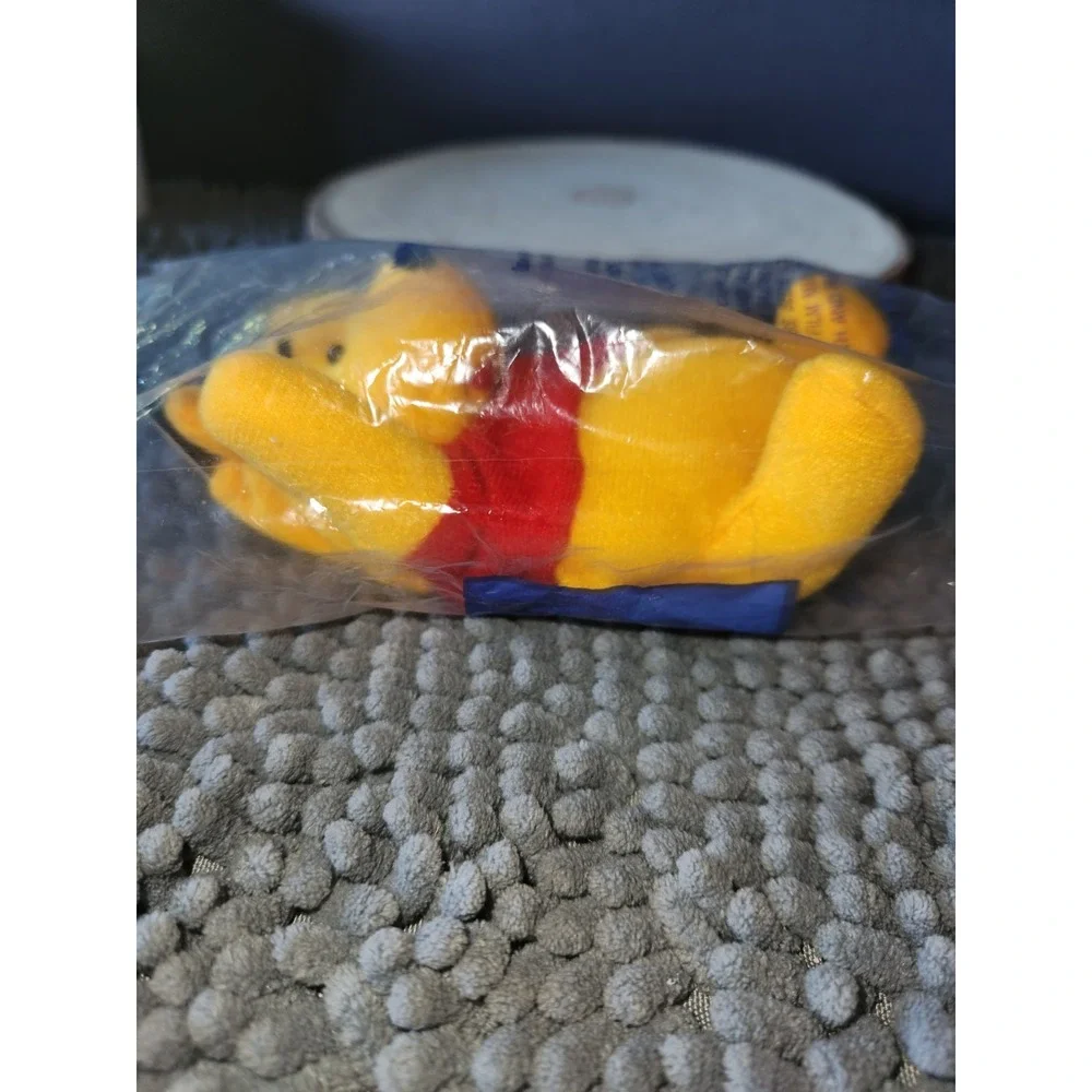 WINNIE‎ THE POOH CELL PHONE COVER BY AVON -- NEW IN BAG